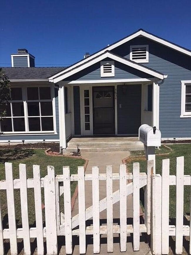 Building Photo - Spacious Beach House