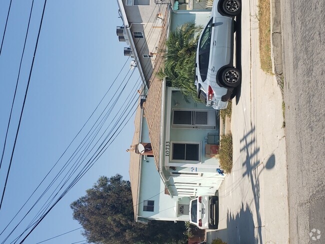 Building Photo - 10733 Francis Plz Unit Front Rental