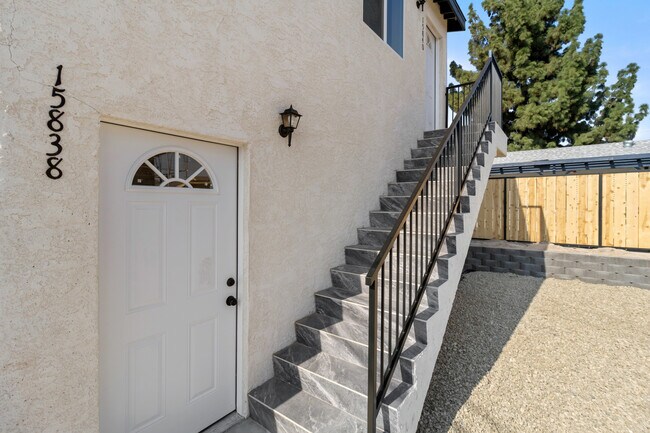 Photo - 15838 Chatsworth St