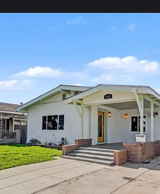 Photo - 1933 W 43rd Pl