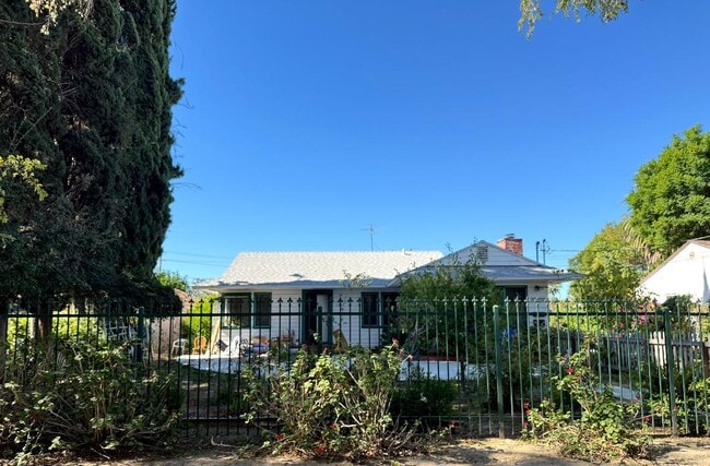 Building Photo - 7429 Hesperia Ave