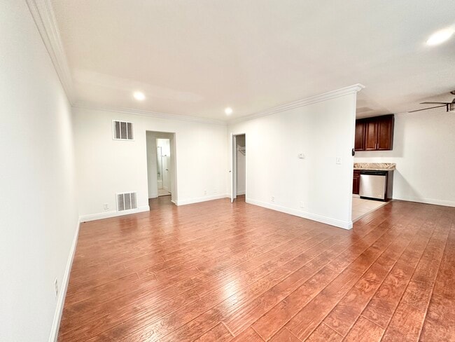 Building Photo - 6025 Whitsett Ave Rental