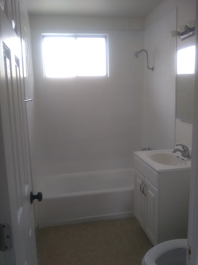 Bath - 1608 260th St Unit # 4