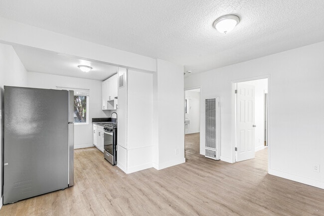 Photo - 1618 E Vernon Ave Unit 1618