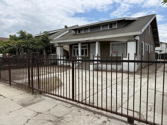 Photo - 860 W 56th St