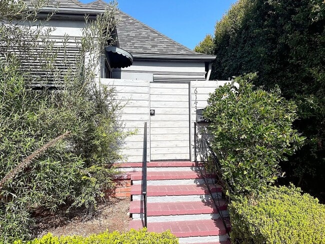 Building Photo - Olympic Duplex Unit Olympic Studio