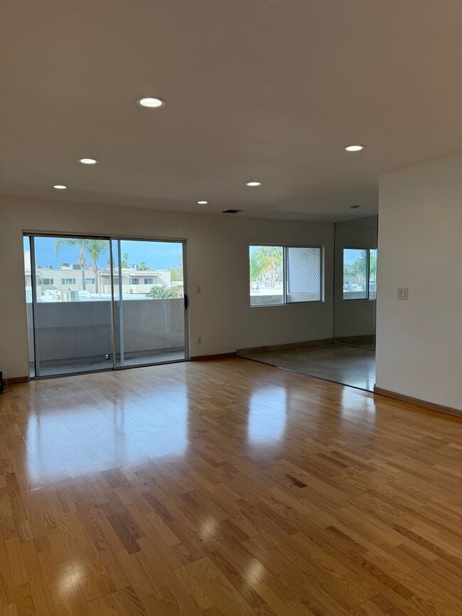 Building Photo - North Hollywood, 2br -2ba HOME