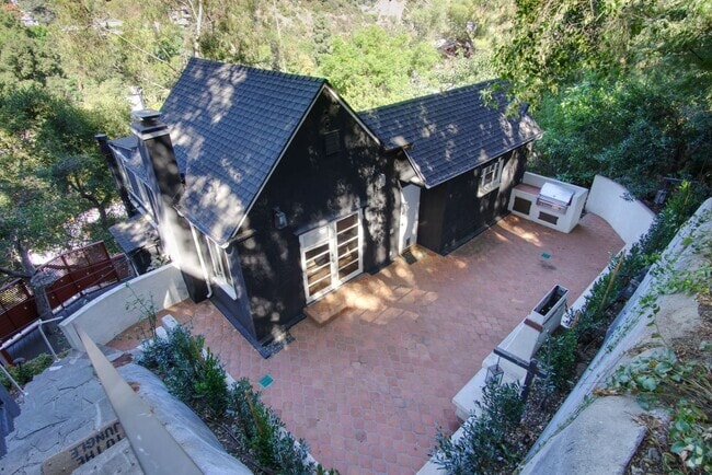 Building Photo - Stunning Tranquil 2 bedrooms, 2 baths + Bo... Rental