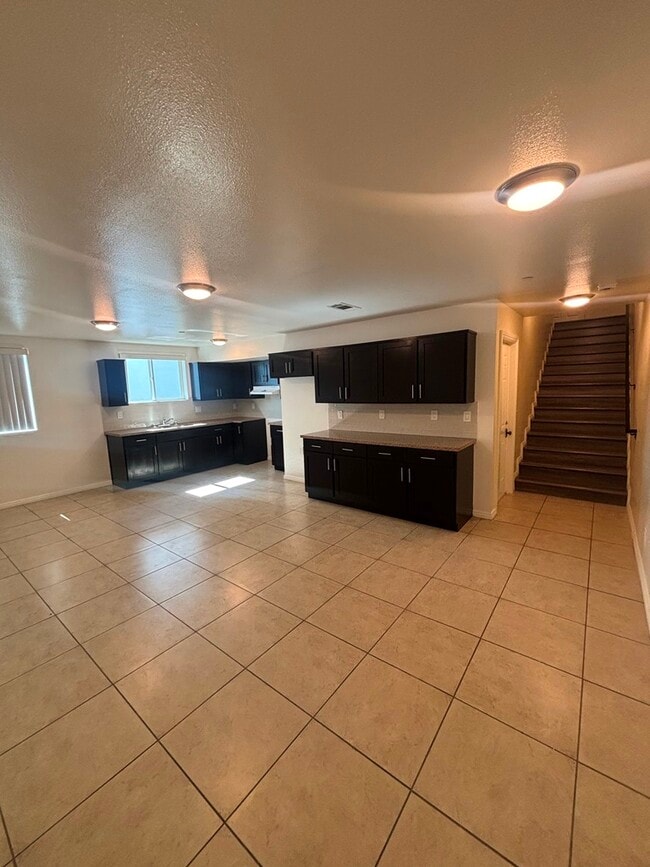 Building Photo - 533 W 93rd St Unit 1/2
