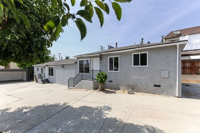 Building Photo - Fully Renovated 2BR/1BA Unit 2151 N. Raymond Rental