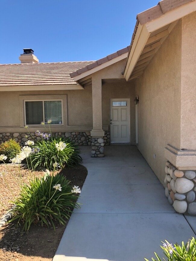 Adorable 3 bedroom Hesperia home! - Adorable 3 bedroom Hesperia home!