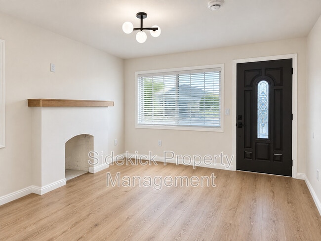 Photo - 4748 Pine St