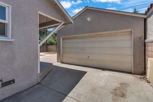 Photo - 1833 Lees Ave