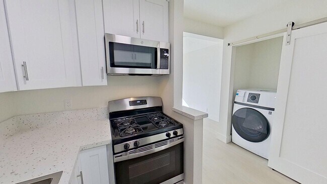 Photo - 437-443 W Valencia Dr