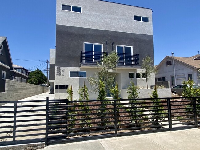 Building Photo - 4557 Pickford St Unit 4559 1/2