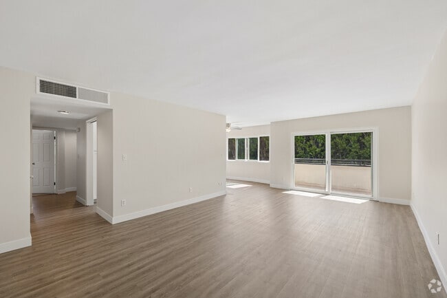 2BR, 2BA - 1,400SF - Living Room - White Oak Terrace Apartments