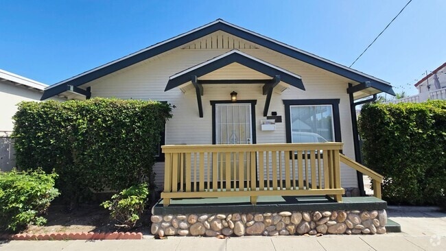 Building Photo - Charming Home in Alamitos Heights – Full o...
