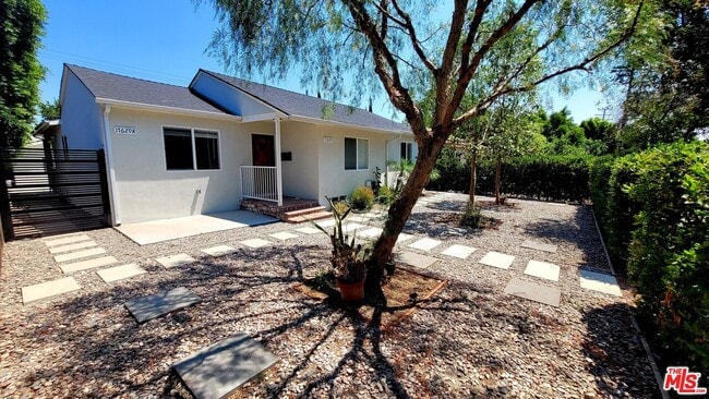 Photo - 17629 Burbank Blvd House