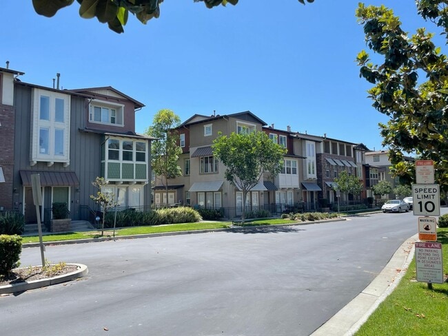 Building Photo - 3 Bed + 3.5 Bath + Bonus Room in Tustin Fi... Rental