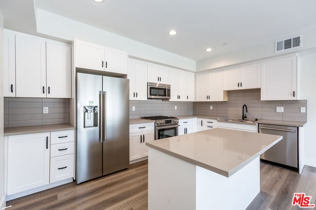 Photo - 857 Hayworth Ave Unit 403