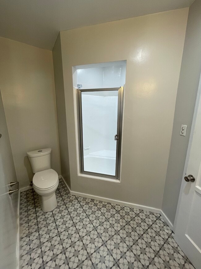 Shower/bathtub combo - 2669 Waverly Dr Unit 2669