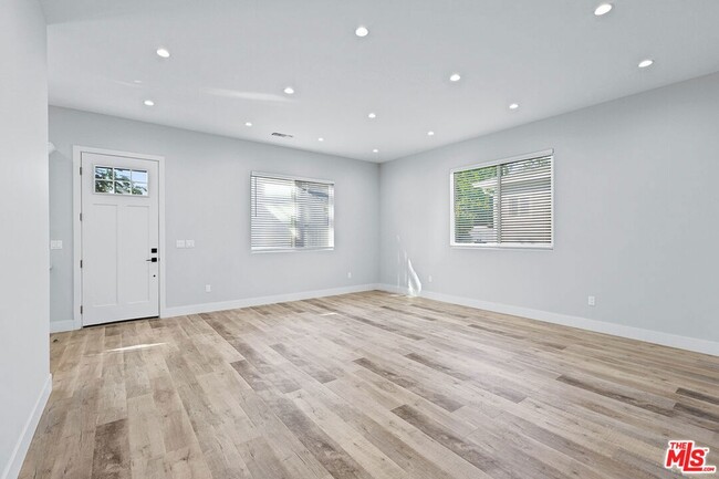 Photo - 13550 Hamlin St