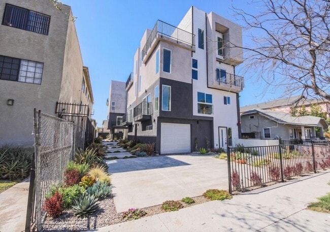 Building Photo - Luxury 2026 Townhomes with Massive Bedrooms + Decks with Views Unit #5265-1
