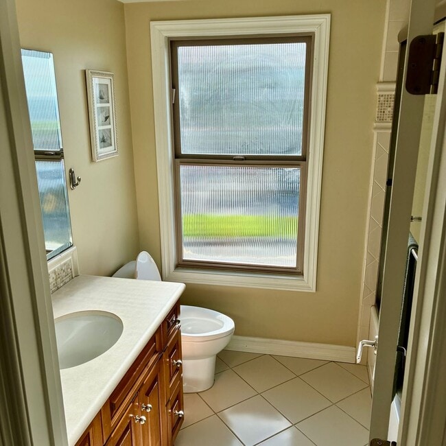 Photo - #110:WHITE HOUSE - UNOFFICIAL (JEFF GINSBURG ROOMMATES) Unit UPSTAIRS S/E ROOM