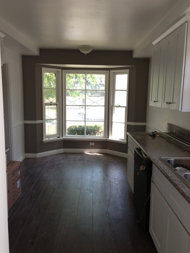 Building Photo - 5551 Noble Ave Unit B