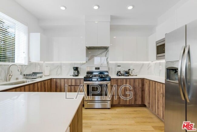 Building Photo - 4637 Laurel Canyon Blvd