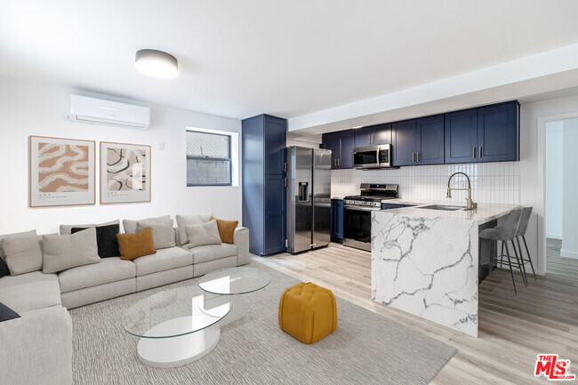 Building Photo - 950 Havenhurst Dr Unit 7 Rental
