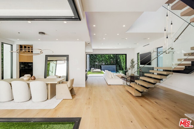 Photo - 14822 Hesby St