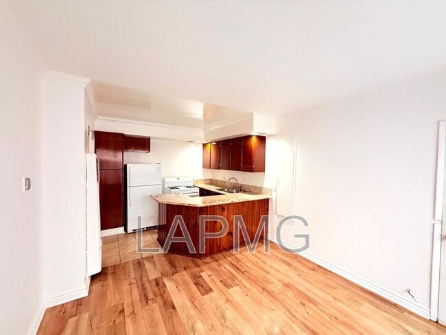 Building Photo - 1266 N Serrano Ave