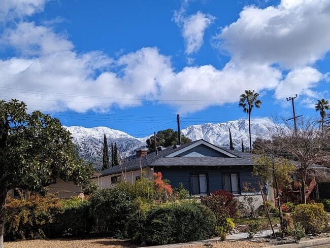 Building Photo - Spacious three bedroom one and half bath house in Sunland!