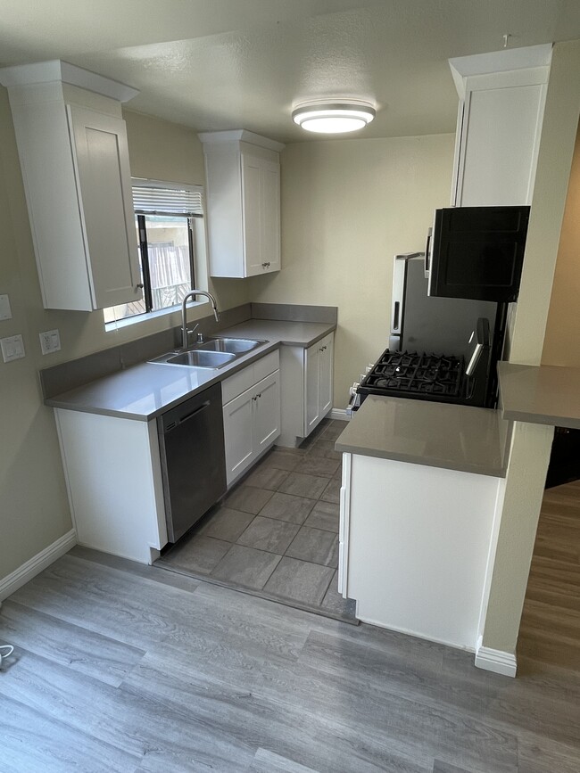Building Photo - 1340 N Curson Ave Unit 109 Rental