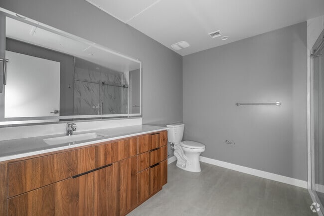 1BR, 1BA - 715SF - Bathroom - Villas at Valley Glen