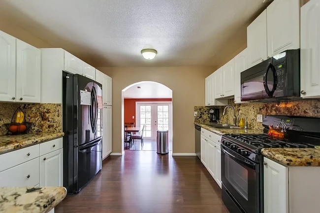 Photo - 6824 Harvala St