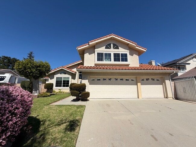 Building Photo - 2 story 5 bed, 3 bath pool home located on the East side of Simi Valley