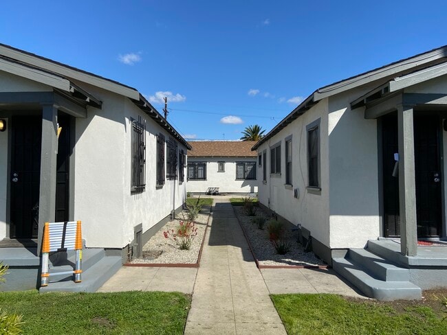 Photo - 4216 Woodlawn Ave Unit 4216 Half