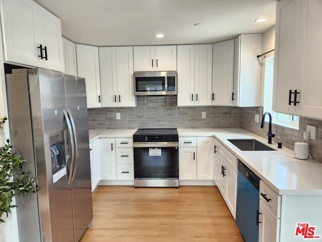 Photo - 1154 W 67th St