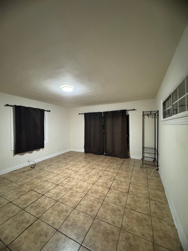 Photo - 4327 Kenwood Ave Unit Back Studio