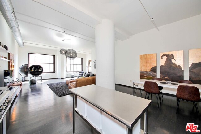 Building Photo - 1645 Vine St Unit 603