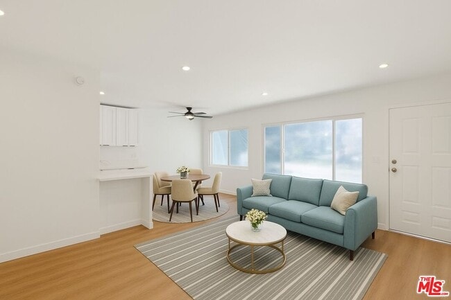 Building Photo - 352 S Doheny Dr Unit 1