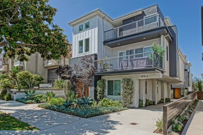 Building Photo - Custom, Modern & Spacious Tri-Level Home w...
