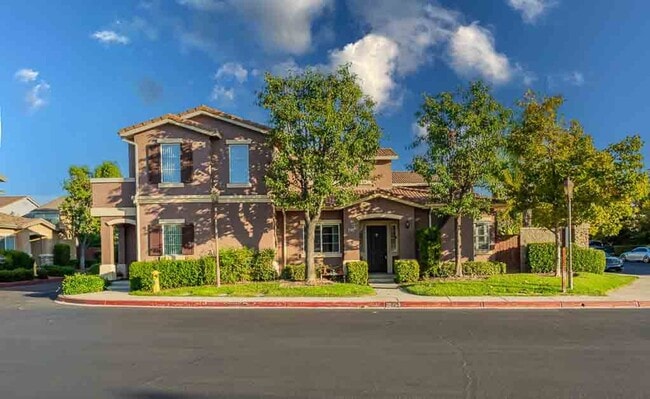 Building Photo - Gorgeous Town Home- Gated community- Pool