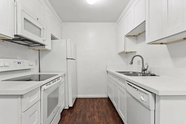 Trophy condo situated in guard-gated commu... - Trophy condo situated in guard-gated commu... Unit U44