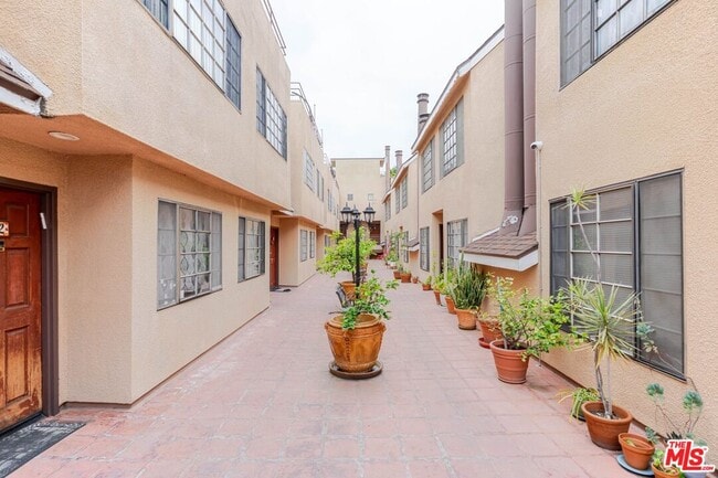 Photo - 5820 Yolanda Ave Unit 5