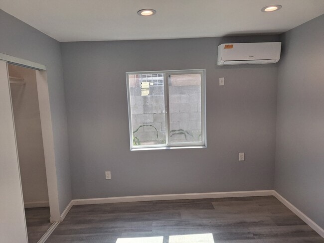 Photo - 729 W 41st St