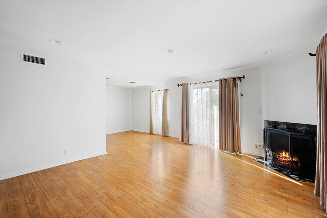 Photo - 13203 Vanowen St