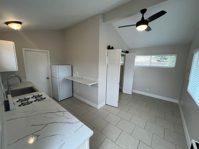 Photo - 323 Tognazzini Ave